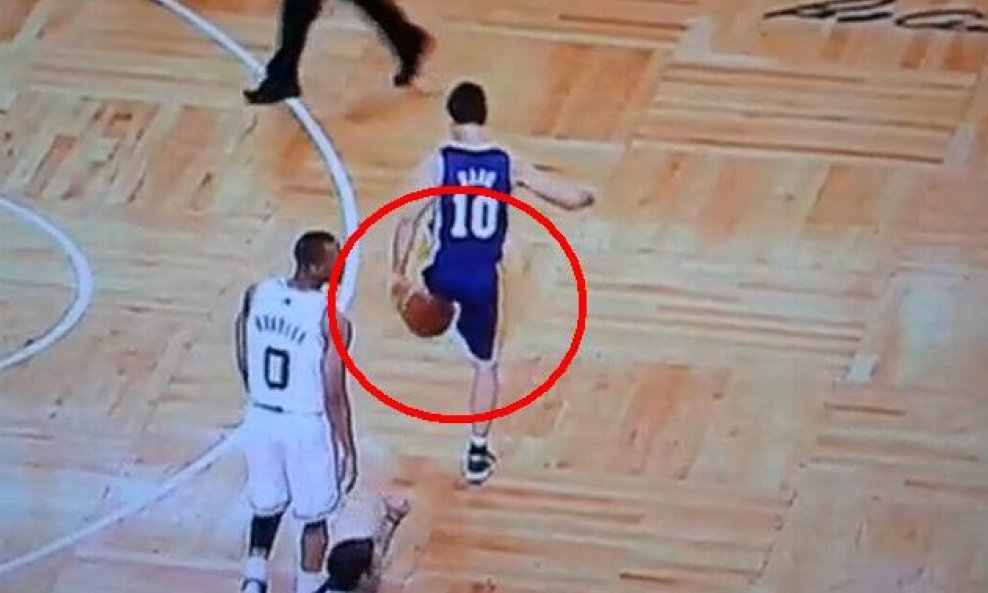 Steve Nash 'žonglira' s loptom - ali na nozi