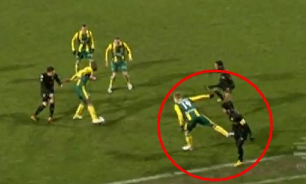 Bizaran crveni karton