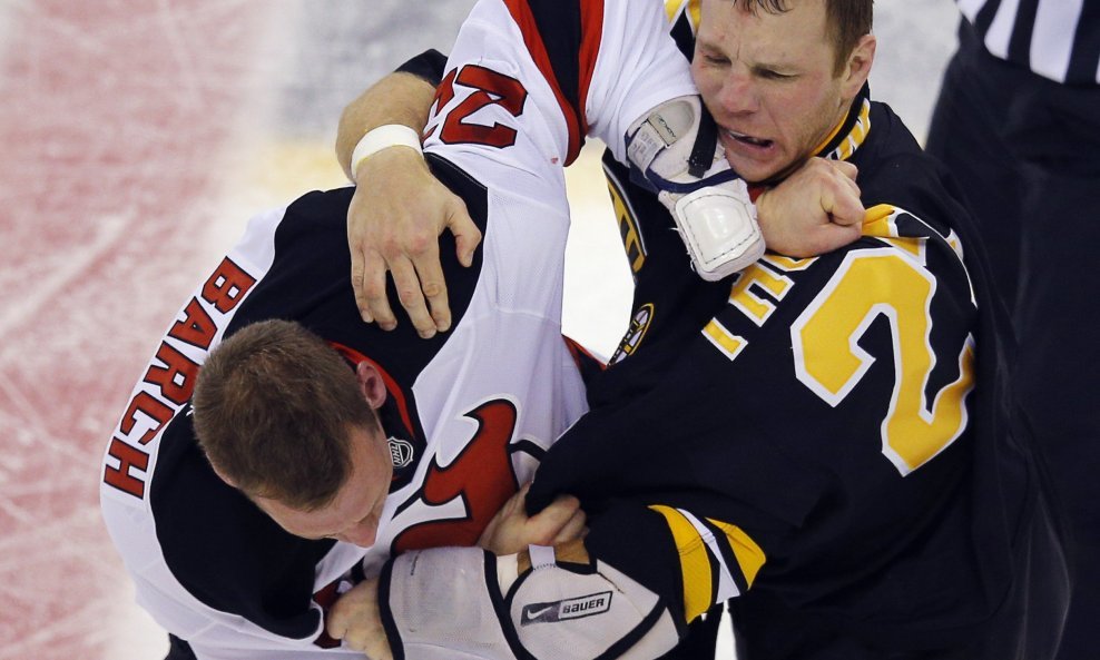 Krys Barch (New Jersey Devils) i Shawn Thornton (Boston Bruins)