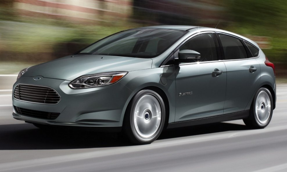 2012-Ford-Focus-Electric-motion-view-1024x640