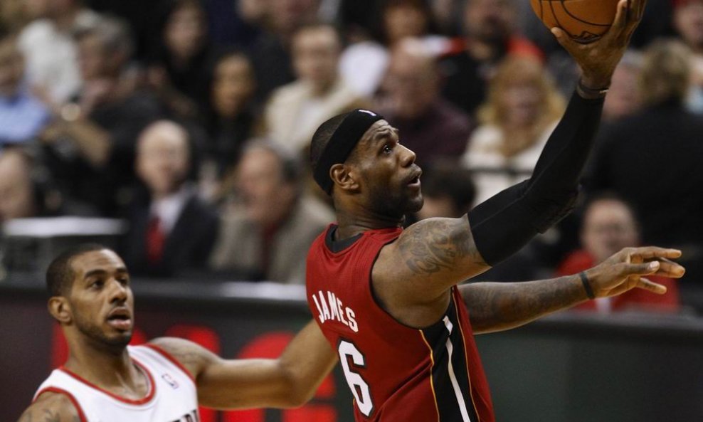 LeBron James (d) i LaMarcus Aldridge