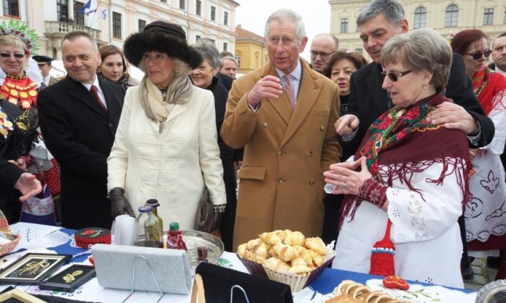 Princ Charles i Camilla prošetali centrom grada i Tvrđom (1)