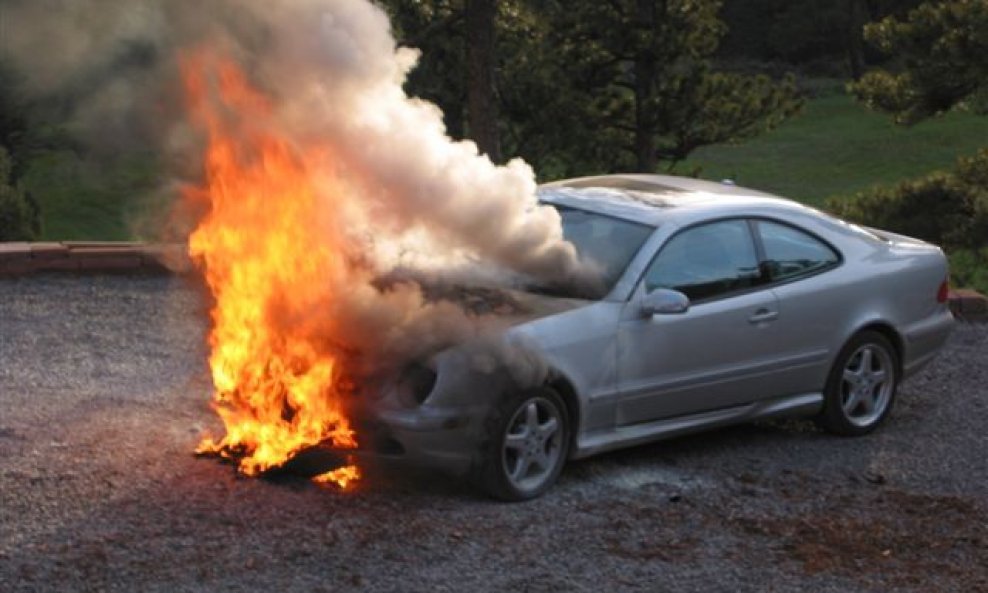 Mercedes in fire