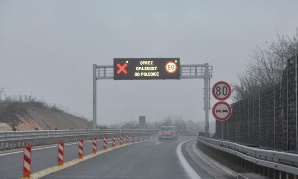Zbog niskih temperatura na cestama u unutrašnjosti moguća je poledica