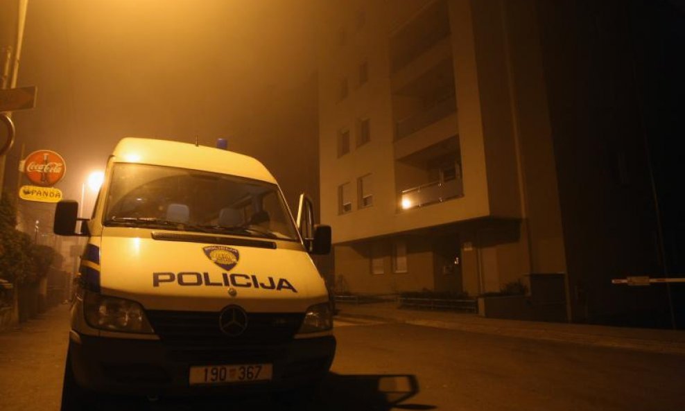 Naoružan maskirani razbojnik upao je večeras oko 19.45 sati u poslovnicu Hrvatske pošte u zagrebačkoj Šeferovoj ulici