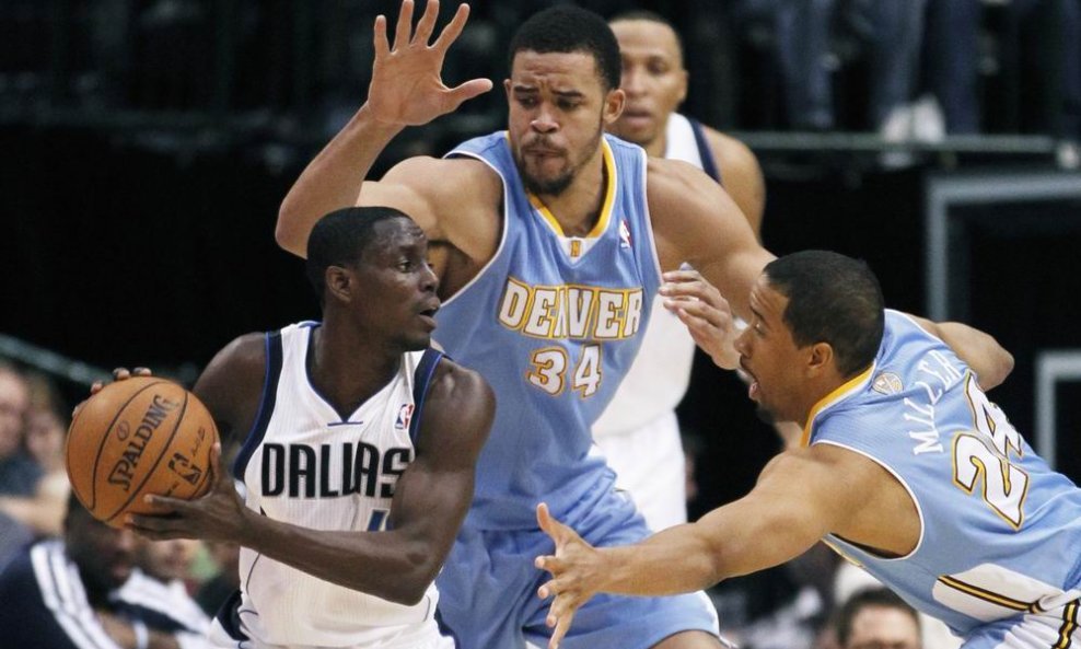 Darren Collison (Dallas), JaVale McGee (u sredini) i Andre Miller