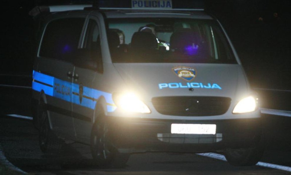 policijski kombi noćna fotka