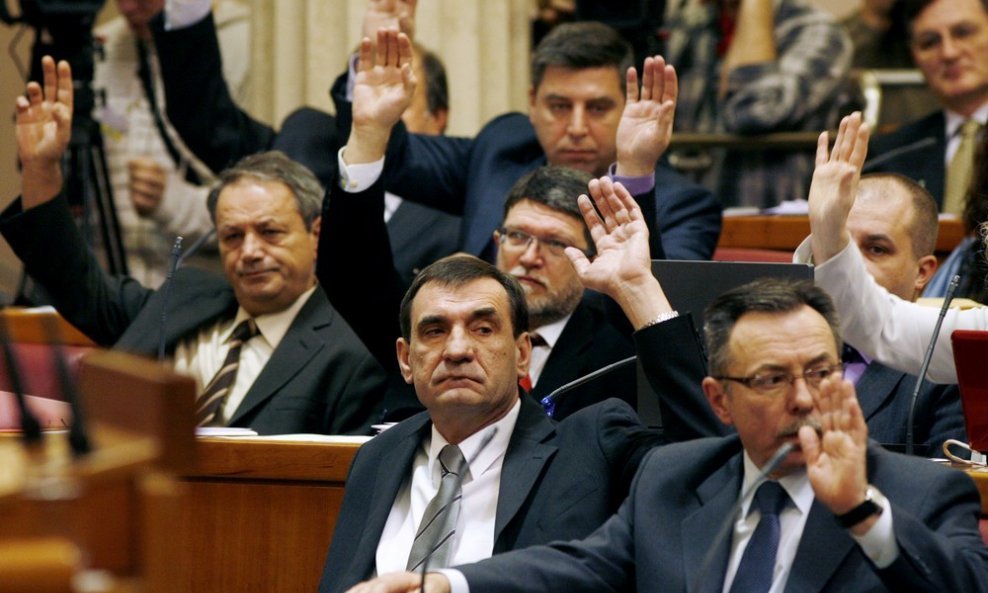 Zastupnici SDP-a glasaju o dnevnom redu, Nenad Stazić