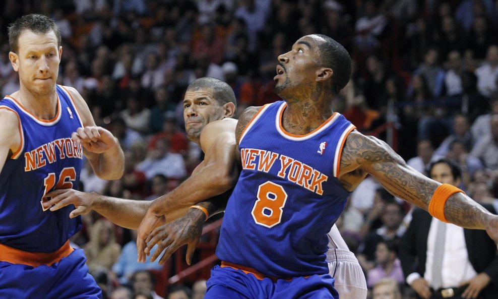 Shane Battier (u sredini, Miami), Steve Novak (lijevo) i J.R. Smith (desno)