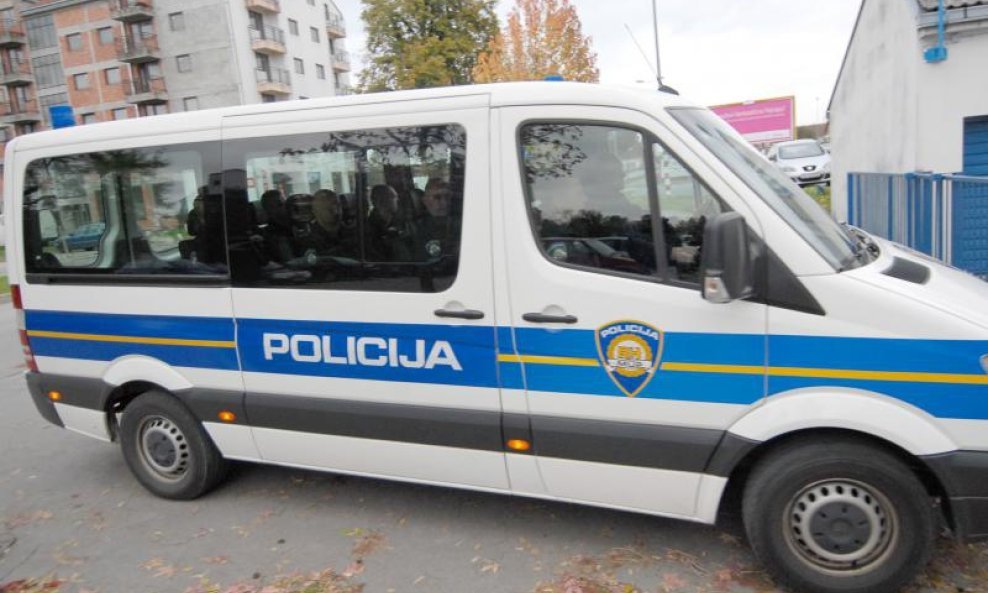 policija policijski kombi