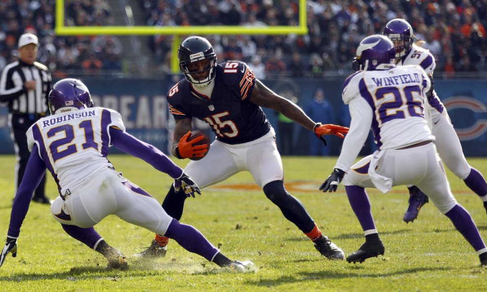 Brandon Marshall okružen suparničkim igračima