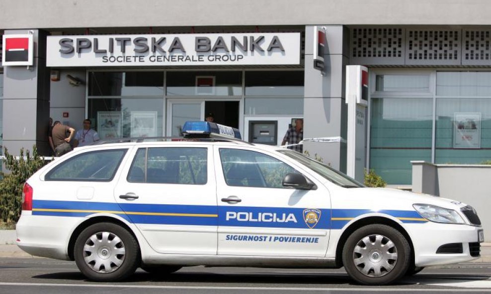 pljačka razbojstvo policijsko vozilo splitska banka