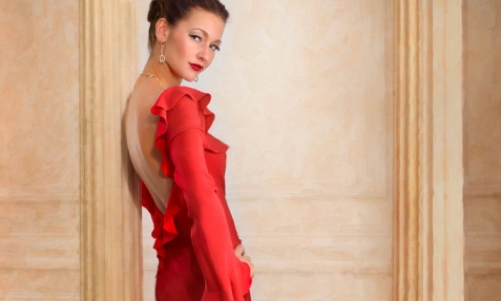 žena moda crvena haljina