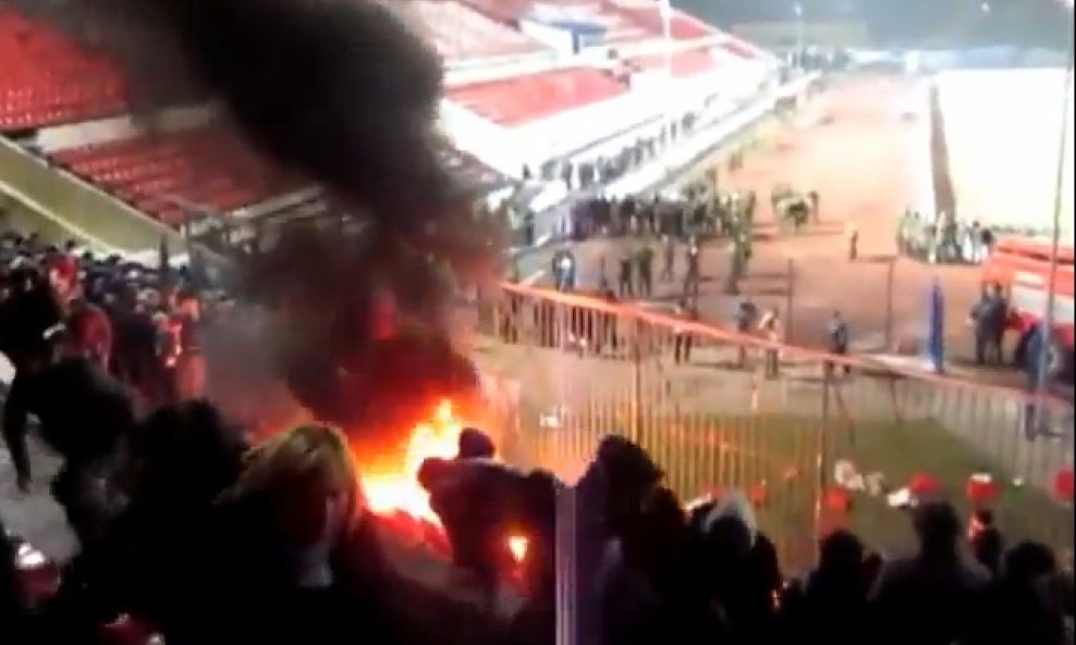 Zapaljene stolice na stadionu