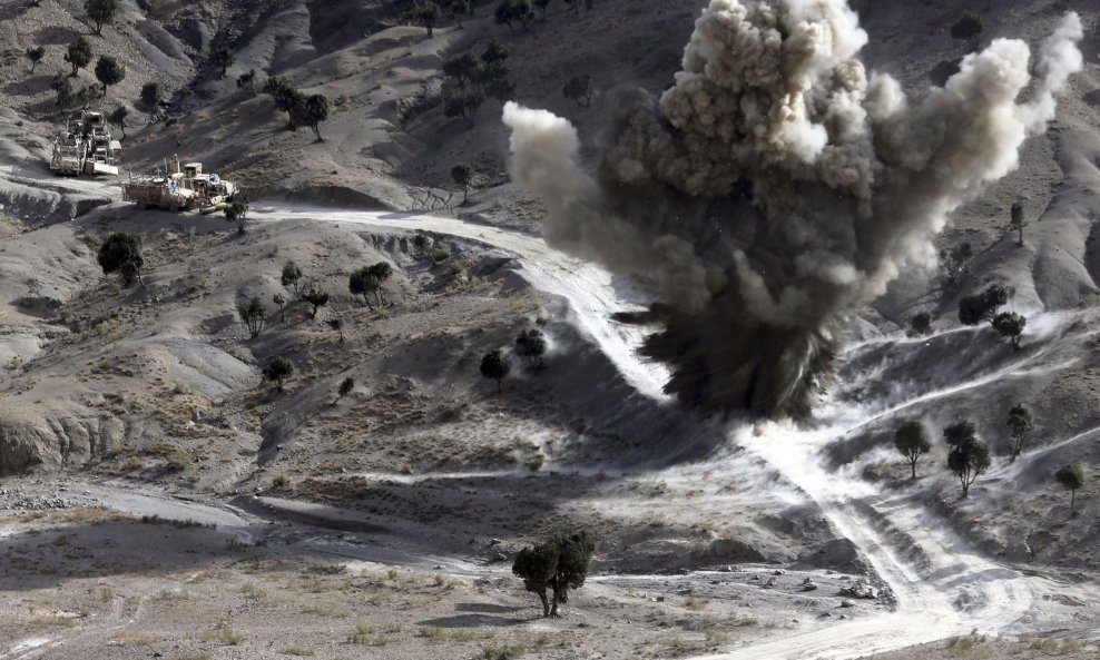 U napadu talibana na jugu Afganistana u četvrtak je ubijeno najmanje 50 vojnika