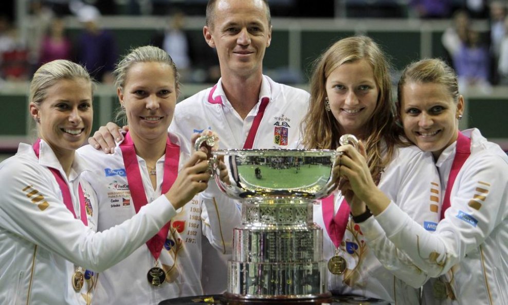 Slijeva Andrea Hlavackova, Lucie Hradecka, izbornik Patr Pala, Petra Kvitova Lucie Šafarova