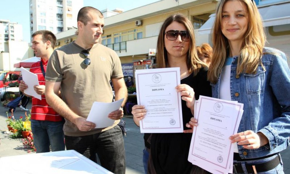 Mladi SDP-ovci Karlovčanima su dijelili lažne diplome kako bi upozorili na pošast koju su njihovi politički protivnici izazvali u gradu