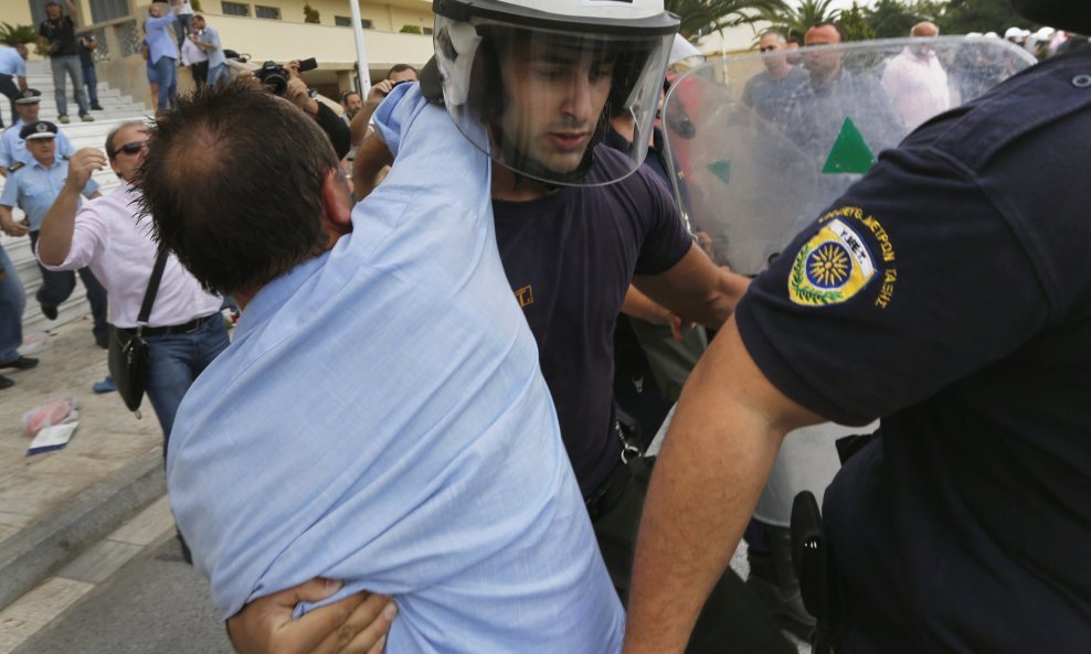 Sukob policije i prosvjednika