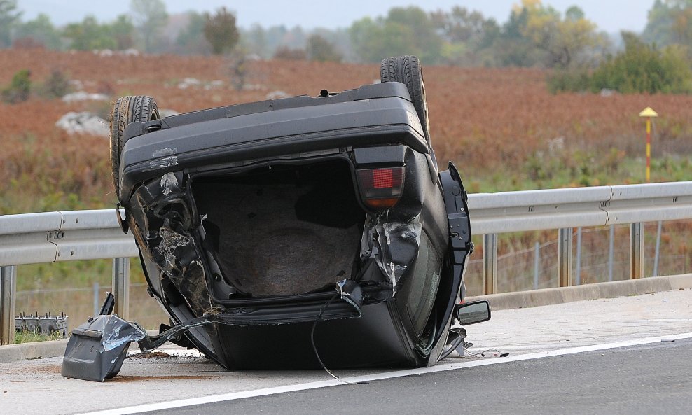 prometna_nesreća auto na krovu