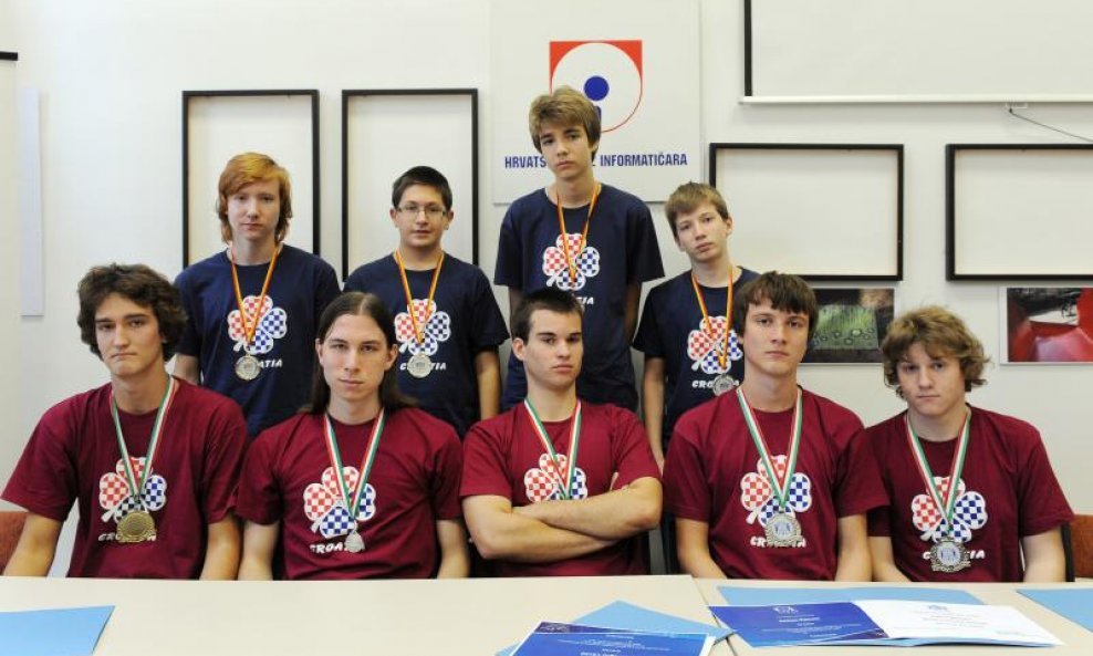 mladi informatičari osvajači medalja na olimpijadi u italiji juniori i seniori