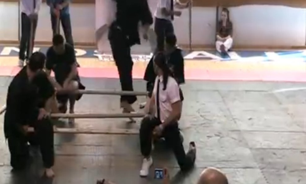 karatist protiv trupaca funvideo