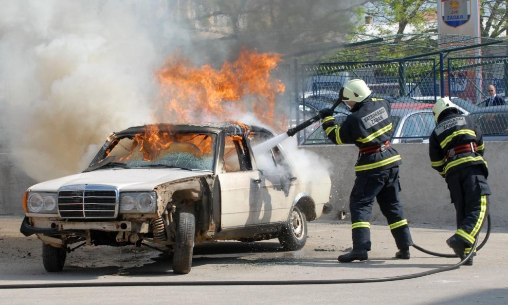 požar automobil vatrogasci zadar