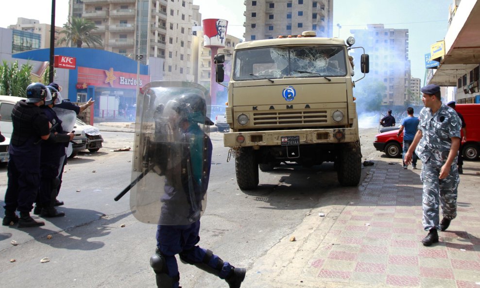 2012-09-14T152753Z_324091362_GF2E89E12EL01_RTRMADP_3_LEBANON