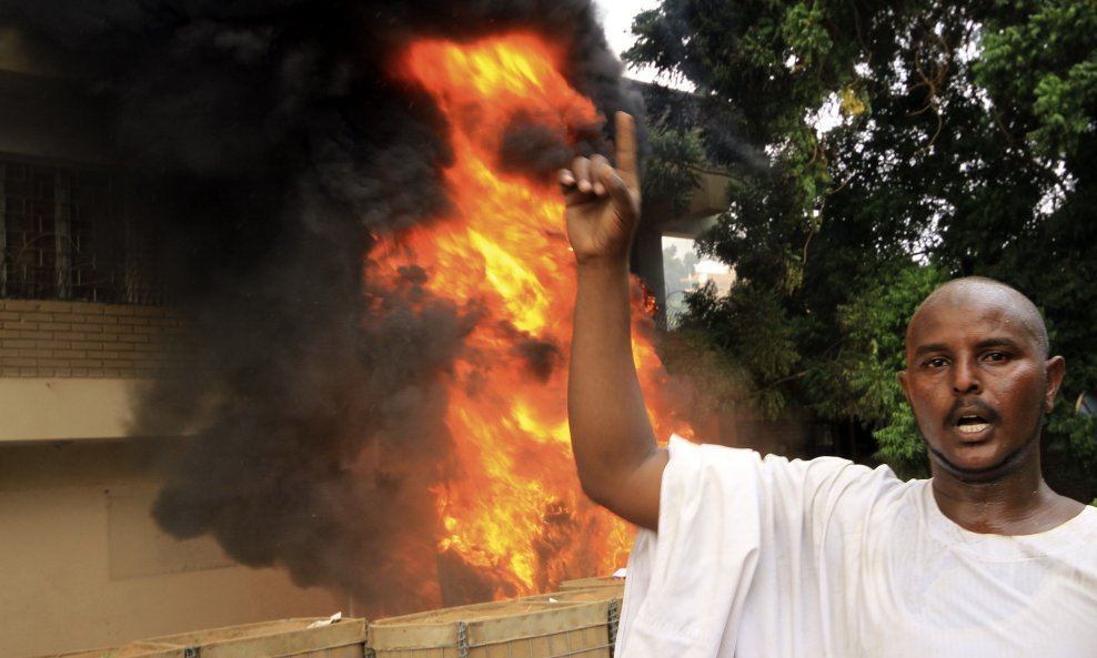 2012-09-14T173015Z_360633442_GM1E89F03XB01_RTRMADP_3_FILM-PROTESTS-SUDAN