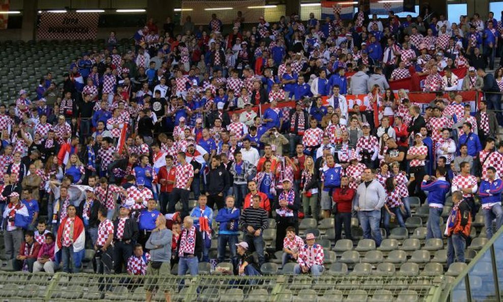 Hrvatski navijači na stadionu u Bruxellesu (15)