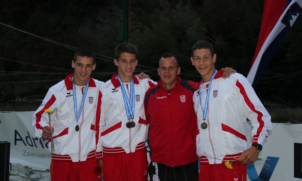 Brončani juniori (slijeva) Ivan Tolić, Luka Obadić, trener Tomislav Hohnjec i Jadran Zonjić