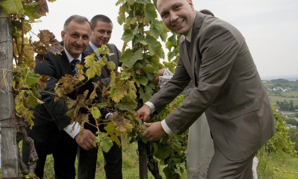 Seosko gospodarstvo Ciban na Plešivici. Stipe Bučar, Zvonimir Novosel i Mihael Zmajlović