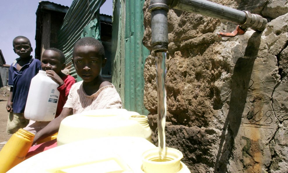 Djeca iz predgrađa Nairobija u Keniji ulijevaju vodu u plastične kante
