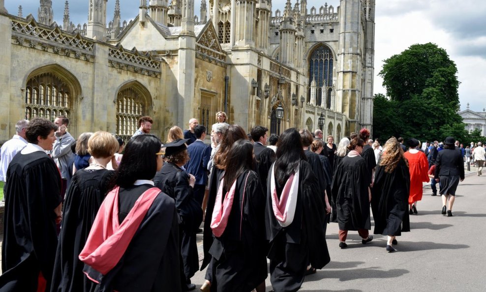 Studenti na putu za uručenje diplome u Cambridgeu