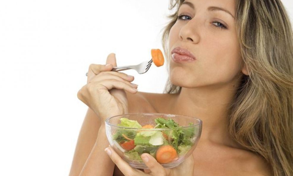 žena jede povrće