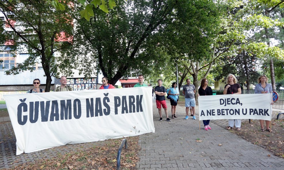 Inicijativa 'Čuvamo naš park' predala je peticiju s 1206 potpisa u pisarnicu zagrebačke Gradske uprave za gradonačelnika Milana Bandića
