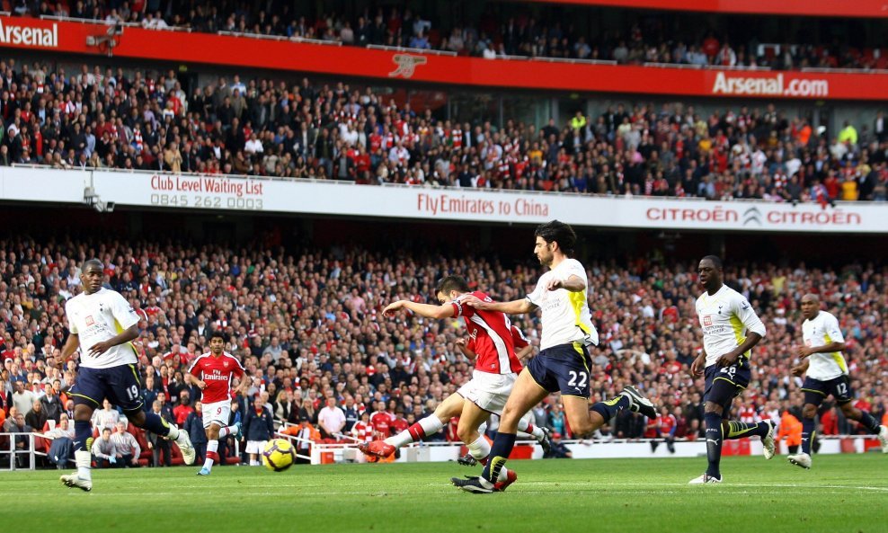Arsenal - Tottenham (Fabregas, u pozadini i Eduardo)