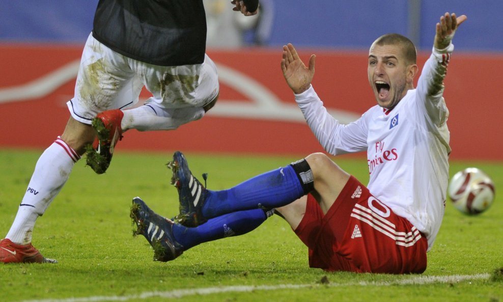 Mladen Petrić izborio je penal za svoj HSV protiv PSV-a