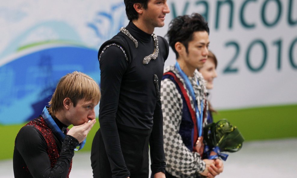 Jevgenij Plušenko ljubi srbrnu medalju, zlatni Evan Lysacek i brončani Daisuke Takahashi