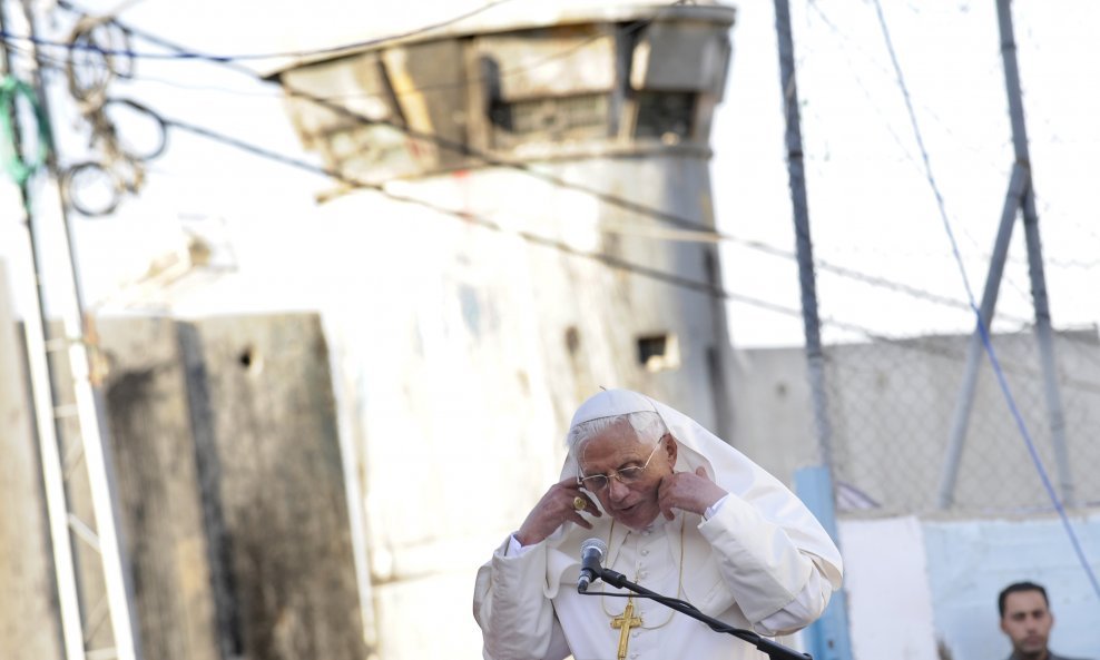 Papa Benedikt XVI. pred izraelskim zidom