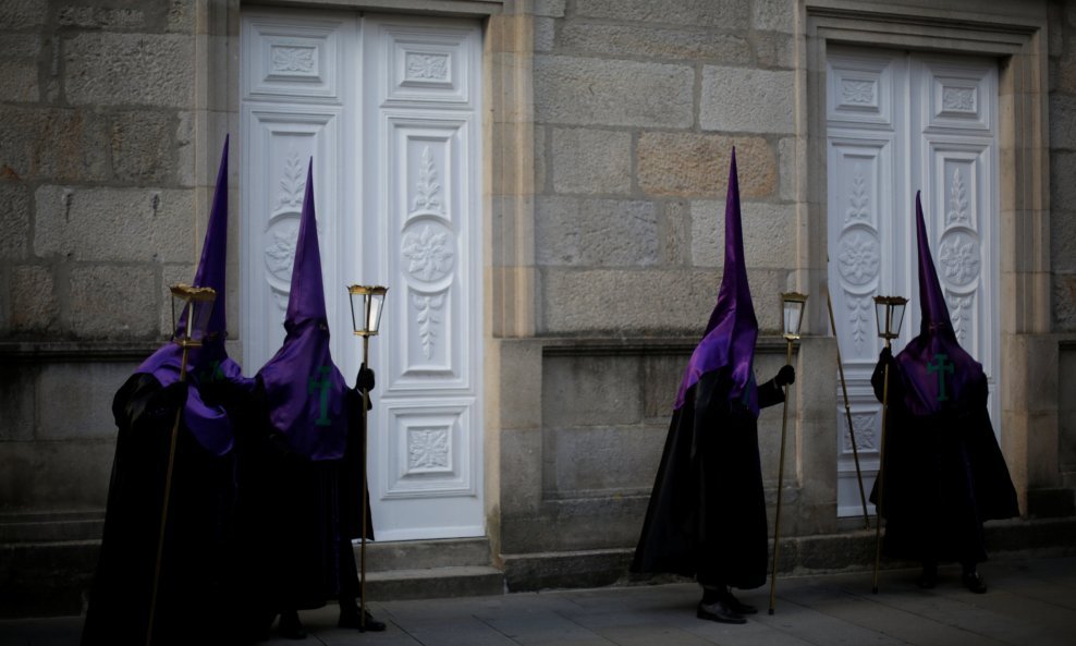 Pripreme bratovštine za procesiju u sjevernoj Španjolskoj