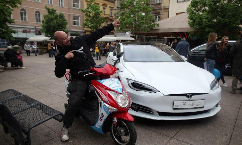 Tesla automobil na Cvjetnom trgu