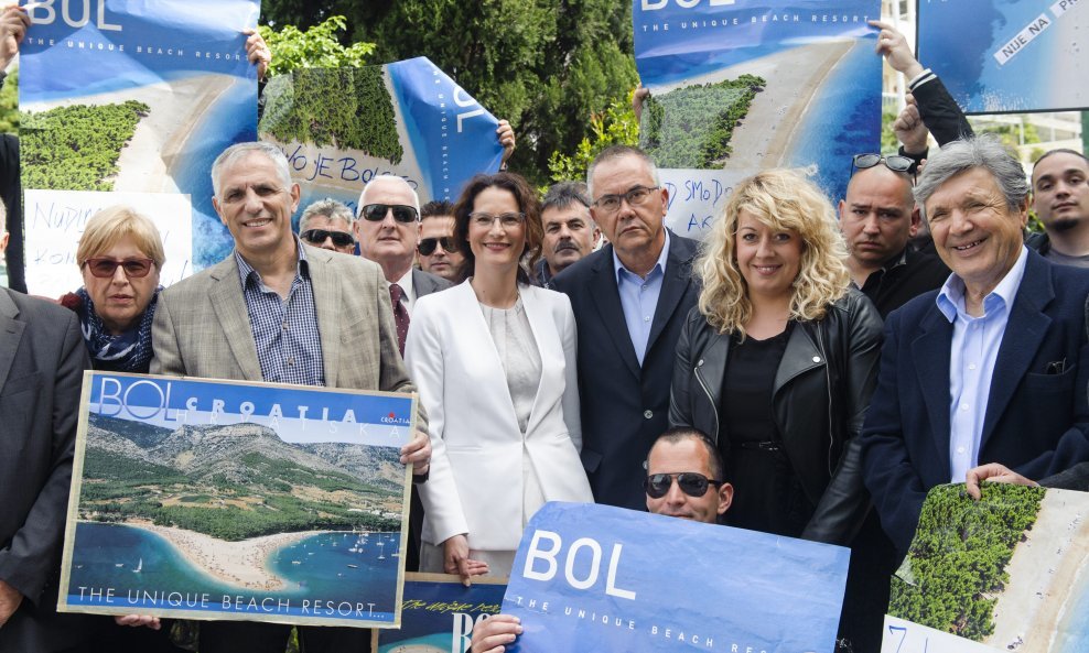 Prosvjed zbog koncesijskog natjecaja za plažu Zlatni rat