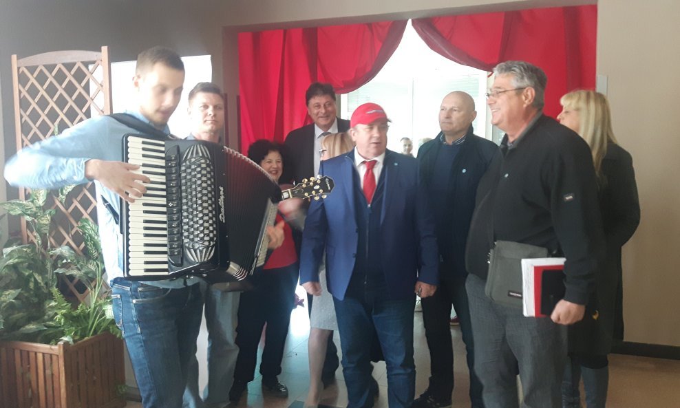 Kerum se ušetao u restoran u pratnji harmonikaša