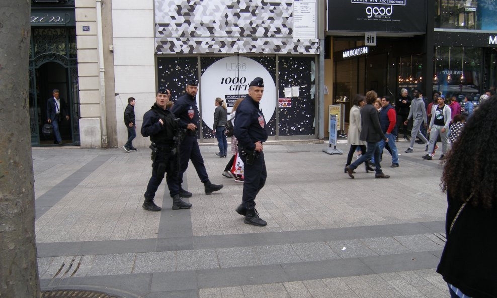 Podosta je policajaca već nekoliko dana u omiljenoj šoping aveniji turista u Parizu