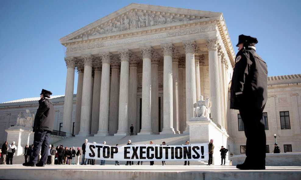 Prosvjed protiv smrtne kazne ispred Vrhovnog suda SAD-a