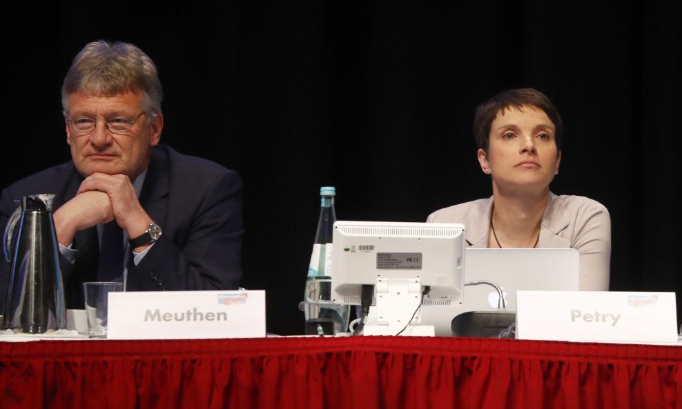 Supredsjednici AfD-a Jörg Meuthen i Frauke Petry jedva razgovaraju
