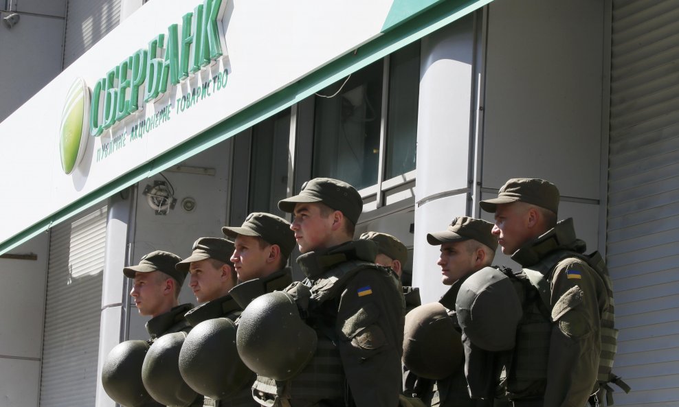 Nacionalna garda osigurava poslovnicu Sberbanka u Kijevu tijekom prosvjeda 10. travnja 2017.