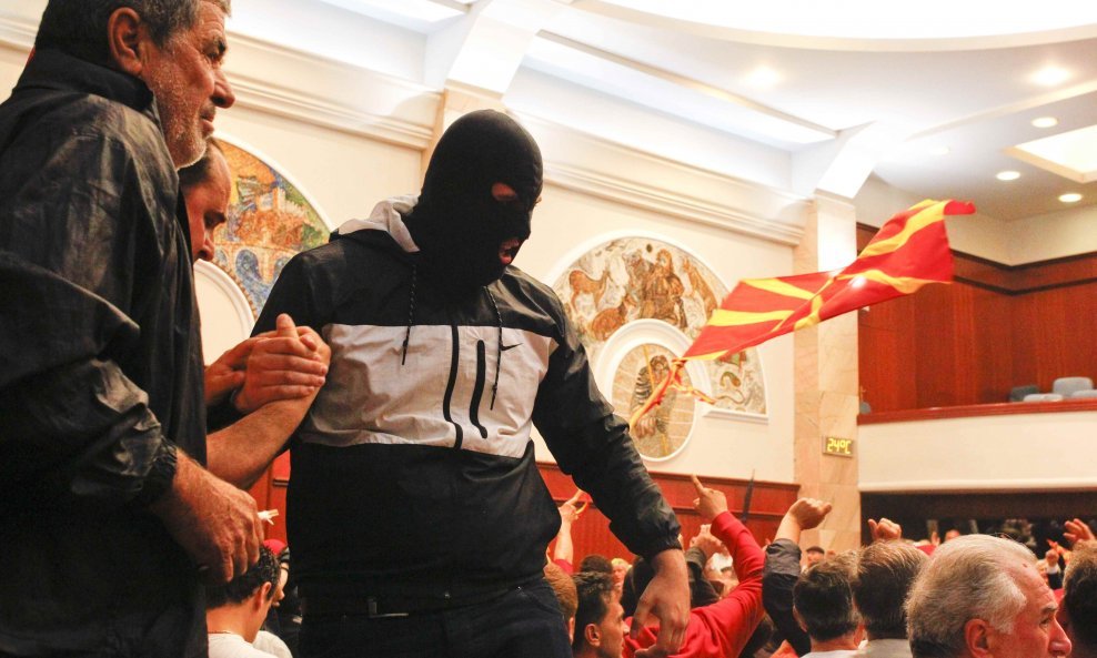 Makedonija je nedavno doživjela napad na parlament, pri čemu su zastupnici spašavali živu glavu