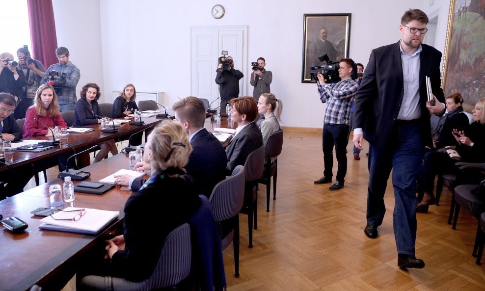 SDP-ov Peđa Grbin napušta sjednicu Odbora za financije