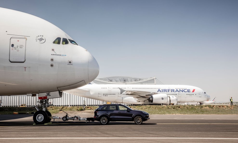 Porsche Cayenne spreman za vuču Airbusa A380